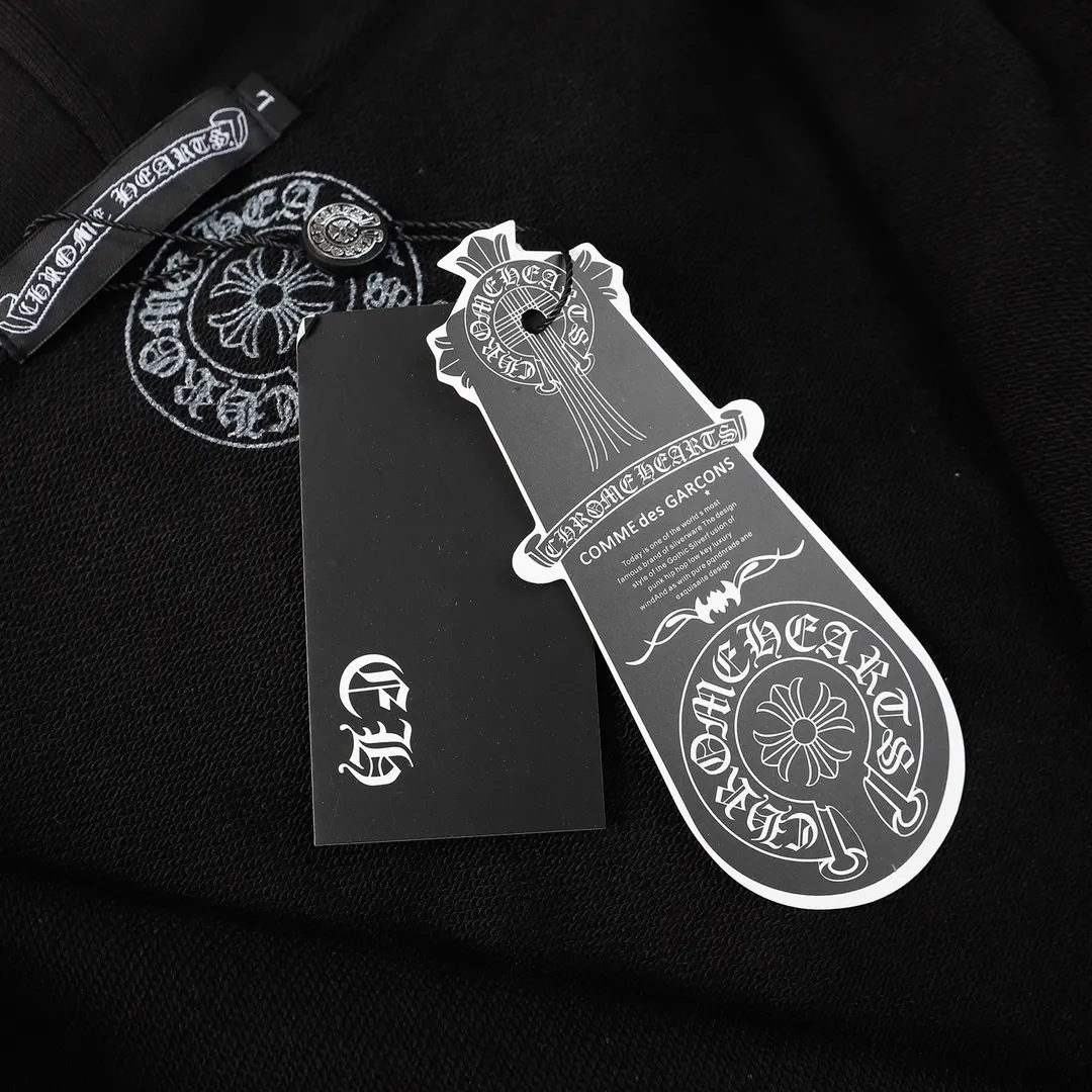 Q21—P58 -Chrome Hearts/Chrome Hearts printed zipper sweatshirt cardigan jacket -420 grams of high-density, high-quality wool, soft, delicate and skin-friendly, soft and silky to the touch, warm and skin-friendly -The hardware zipper accessories are all customized and full of details -Colour: black -Size: S M L XL